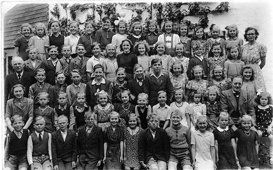 Børn og lærere ved Krarup Skole i 1946